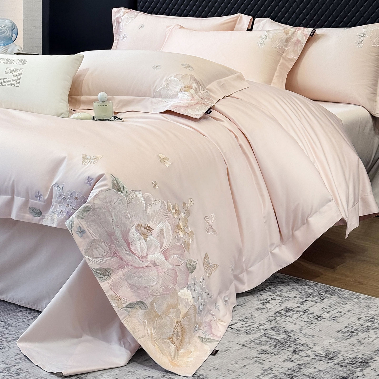 91家纺网 家纺一手货源 找家纺 2026新品高档轻奢风100支贡缎长绒棉纯棉四件套全棉重工刺绣被套床单床笠新品四季款床上用品 花影-颜粉