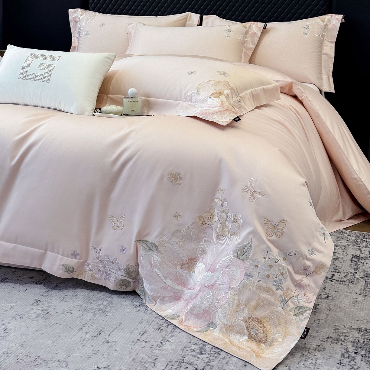 91家纺网 家纺一手货源 找家纺 2026新品高档轻奢风100支贡缎长绒棉纯棉四件套全棉重工刺绣被套床单床笠新品四季款床上用品 花影-颜粉