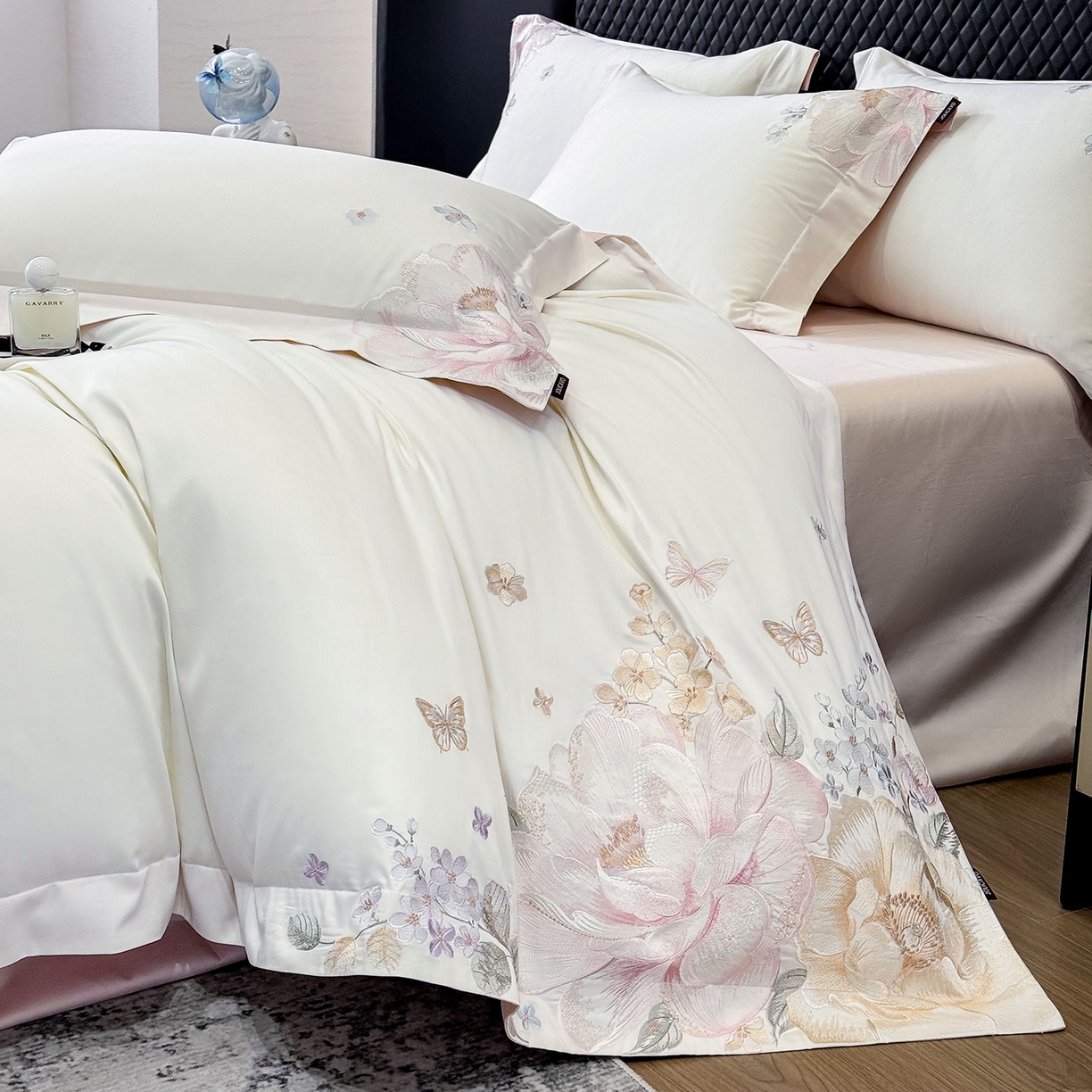 91家纺网 家纺一手货源 找家纺 2026新品高档轻奢风100支贡缎长绒棉纯棉四件套全棉重工刺绣被套床单床笠新品四季款床上用品 花影-白粉