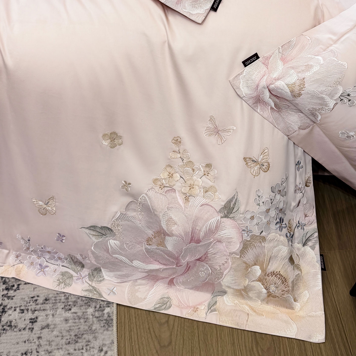 91家纺网 家纺一手货源 找家纺 2026新品高档轻奢风100支贡缎长绒棉纯棉四件套全棉重工刺绣被套床单床笠新品四季款床上用品 花影-颜粉