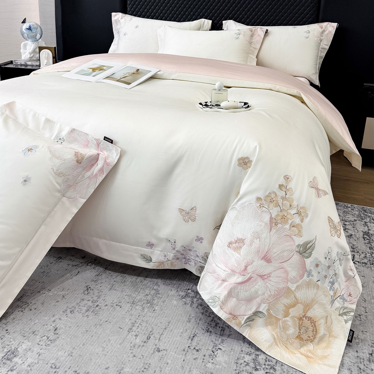 91家纺网 家纺一手货源 找家纺 2026新品高档轻奢风100支贡缎长绒棉纯棉四件套全棉重工刺绣被套床单床笠新品四季款床上用品 花影-白粉