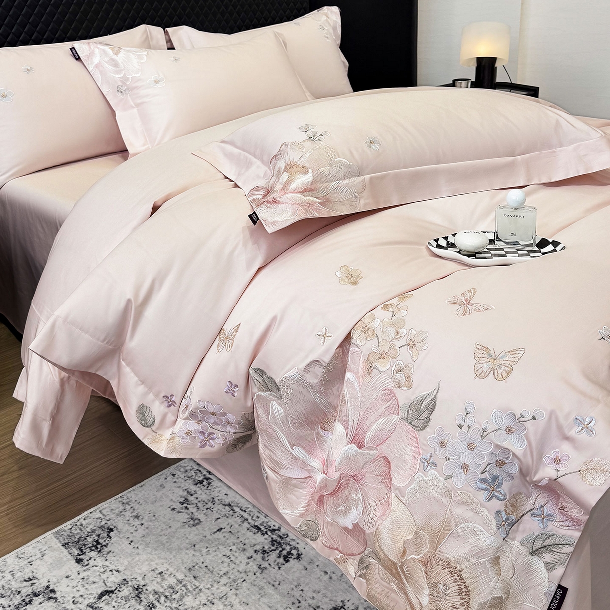 91家纺网 家纺一手货源 找家纺 2026新品高档轻奢风100支贡缎长绒棉纯棉四件套全棉重工刺绣被套床单床笠新品四季款床上用品 花影-颜粉