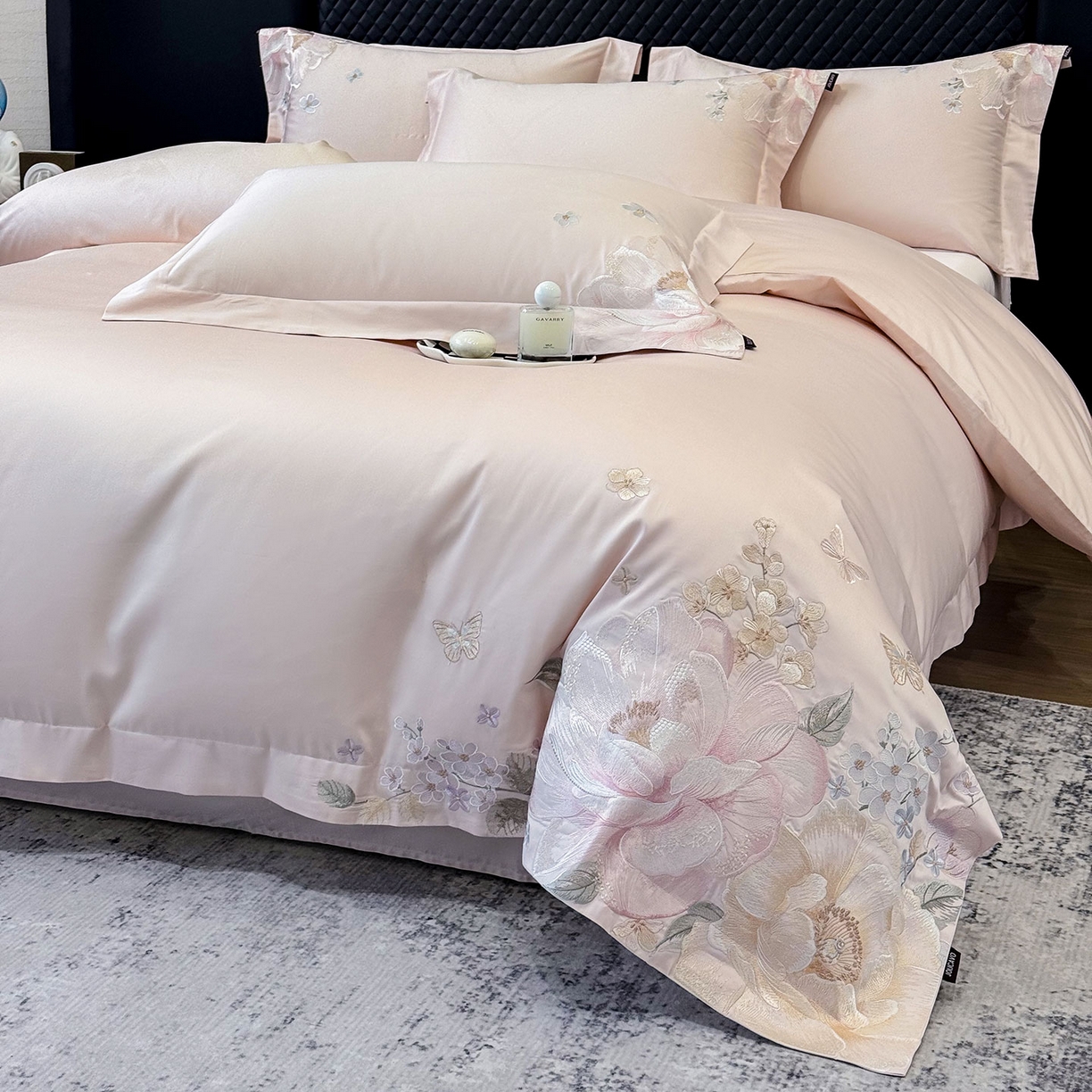 91家纺网 家纺一手货源 找家纺 2026新品高档轻奢风100支贡缎长绒棉纯棉四件套全棉重工刺绣被套床单床笠新品四季款床上用品 花影-颜粉