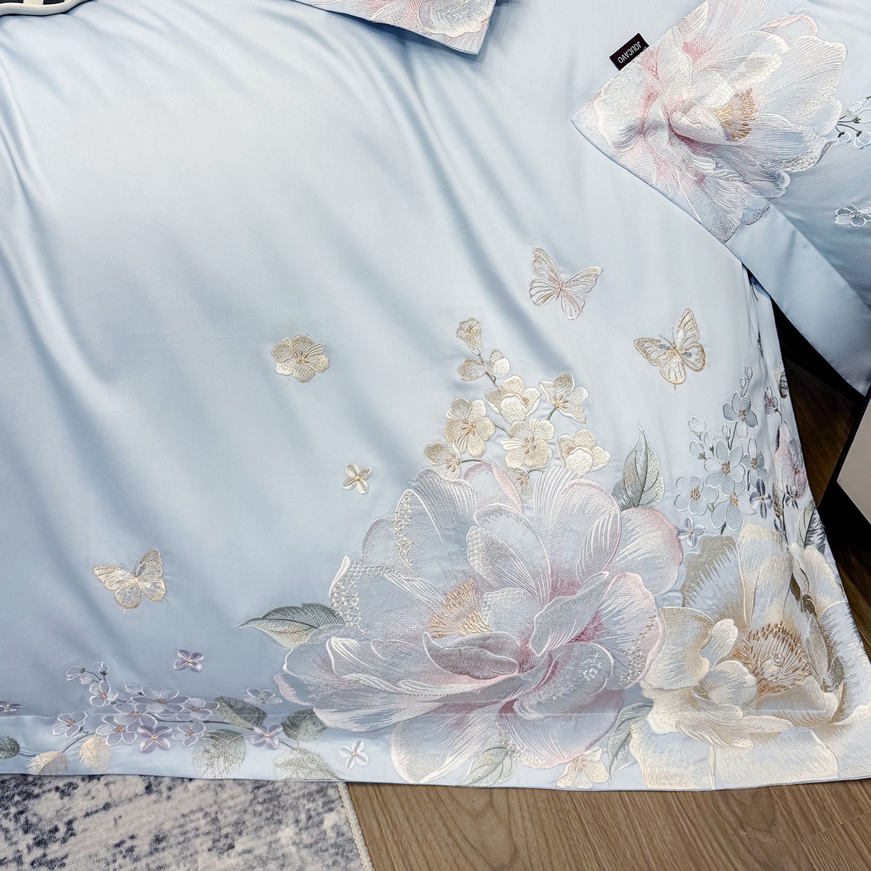 91家纺网 家纺一手货源 找家纺 2026新品高档轻奢风100支贡缎长绒棉纯棉四件套全棉重工刺绣被套床单床笠新品四季款床上用品 花影-慕蓝