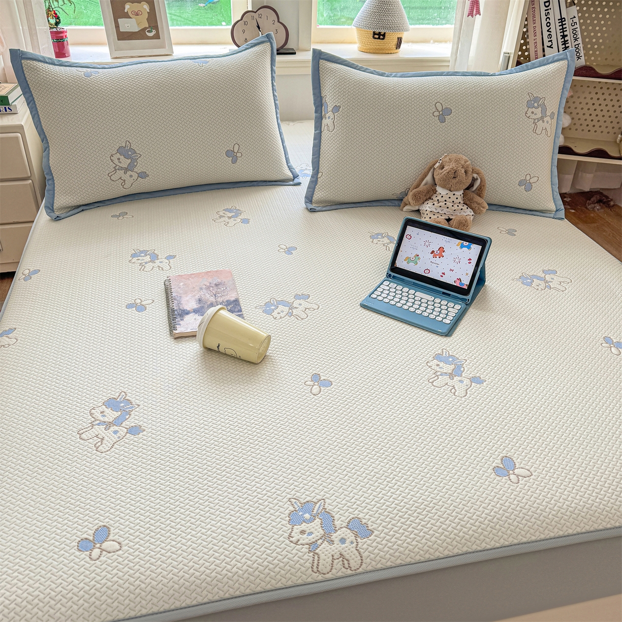 91家纺网 家纺一手货源 找家纺 源舍家纺 2026新款A类PE卡通凉席三件套小红书爆款可水洗空调软席凉感值超0.25萌驹小马床笠款系列 萌驹-星云