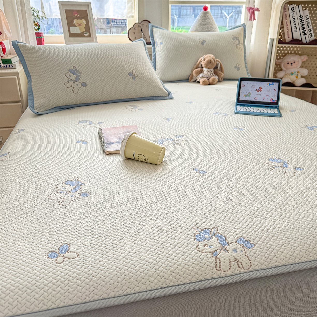 91家纺网 家纺一手货源 找家纺 源舍家纺 2026新款A类PE卡通凉席三件套小红书爆款可水洗空调软席凉感值超0.25萌驹小马床笠款系列 萌驹-星云