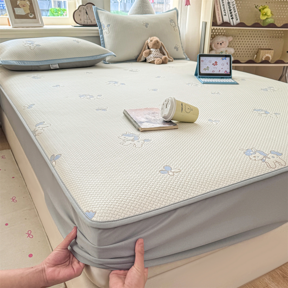 91家纺网 家纺一手货源 找家纺 源舍家纺 2026新款A类PE卡通凉席三件套小红书爆款可水洗空调软席凉感值超0.25萌驹小马床笠款系列 萌驹-星云