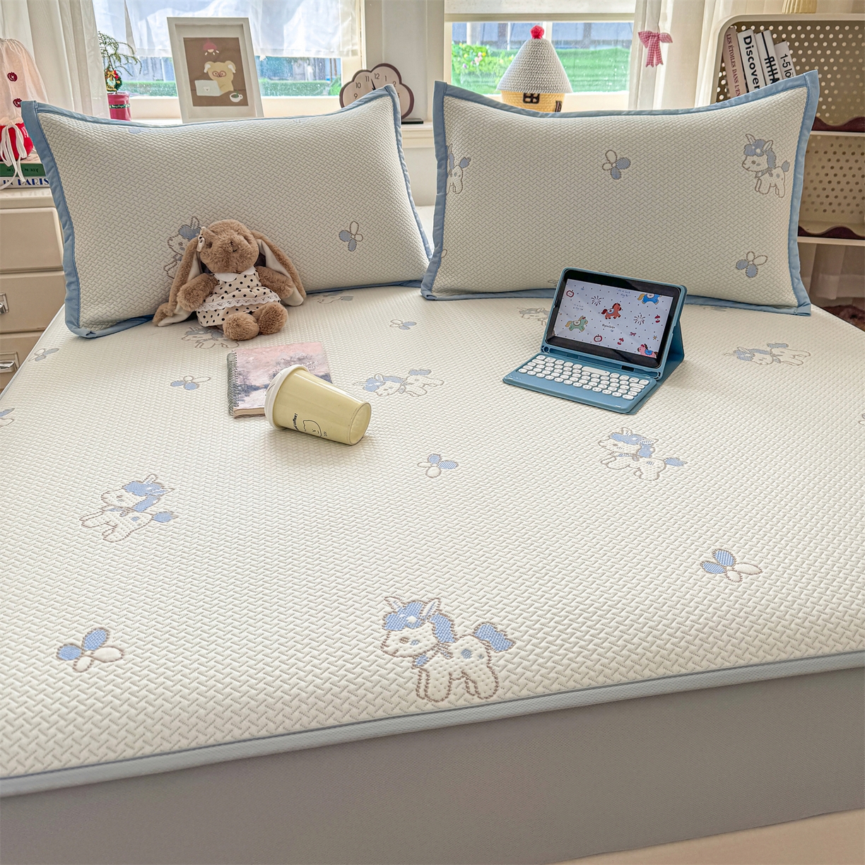 91家纺网 家纺一手货源 找家纺 源舍家纺 2026新款A类PE卡通凉席三件套小红书爆款可水洗空调软席凉感值超0.25萌驹小马床笠款系列 萌驹-星云