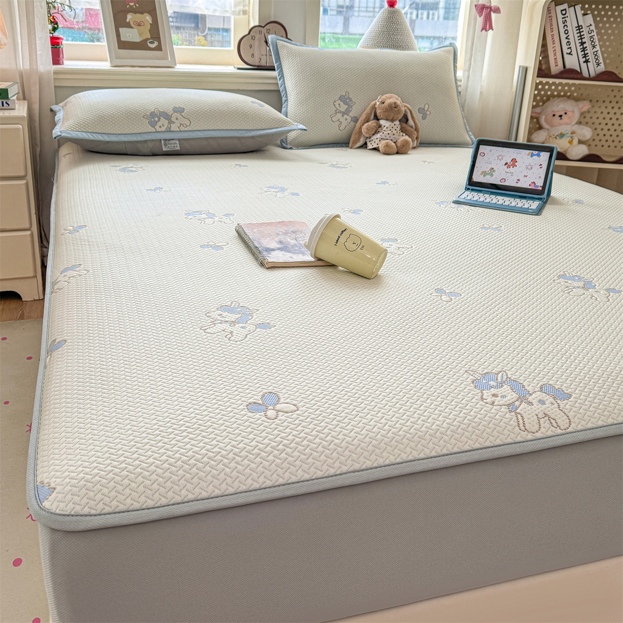 91家纺网 家纺一手货源 找家纺 源舍家纺 2026新款A类PE卡通凉席三件套小红书爆款可水洗空调软席凉感值超0.25萌驹小马床笠款系列 萌驹-星云