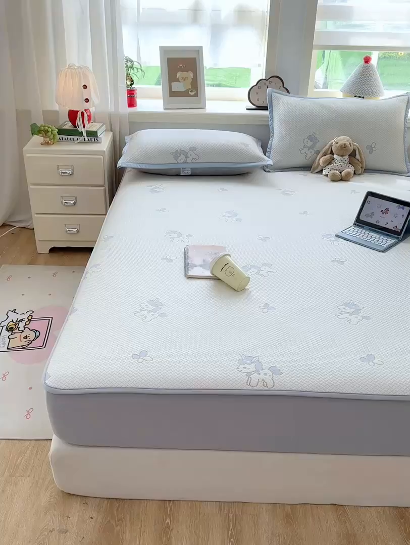 91家纺网 家纺一手货源 找家纺 源舍家纺 2026新款A类PE卡通凉席三件套小红书爆款可水洗空调软席凉感值超0.25萌驹小马床笠款系列 萌驹-星云