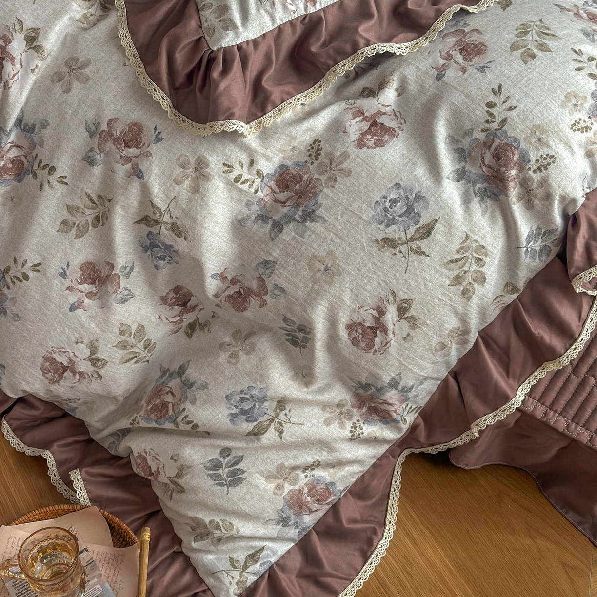 91家纺网 家纺一手货源 找家纺 星光耀 2026新款A类高克重斜纹云柔棉床盖四件套 茶礼·梅子红