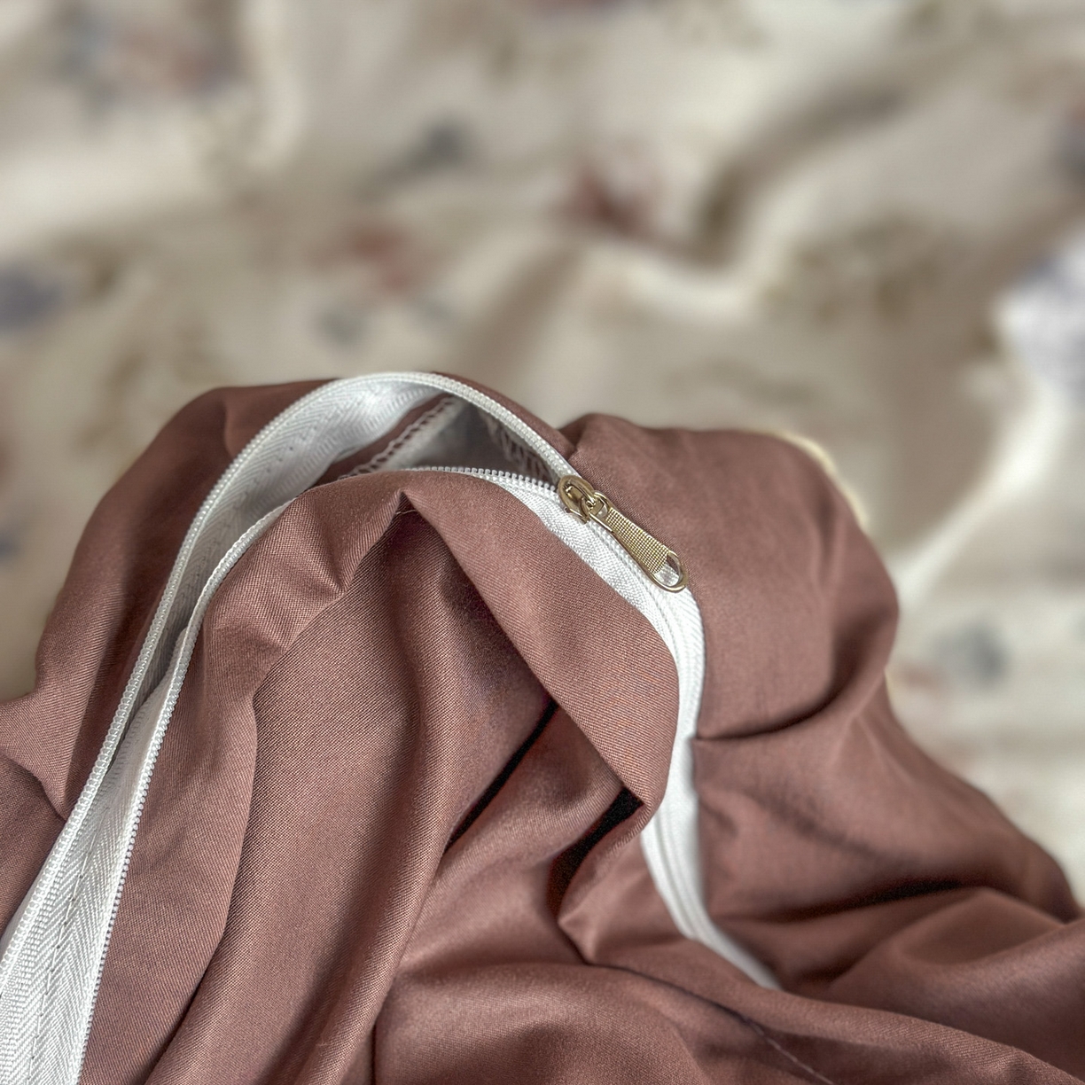 91家纺网 家纺一手货源 找家纺 星光耀 2026新款A类高克重斜纹云柔棉床盖四件套 茶礼·梅子红