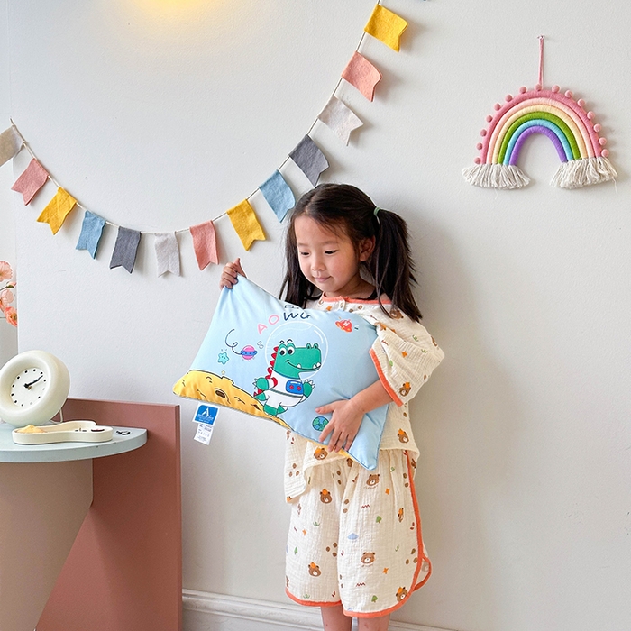 91家纺网 家纺一手货源 找家纺 2026新款卡通儿童枕头婴幼儿园可爱小枕头30*50cm 漫步星球