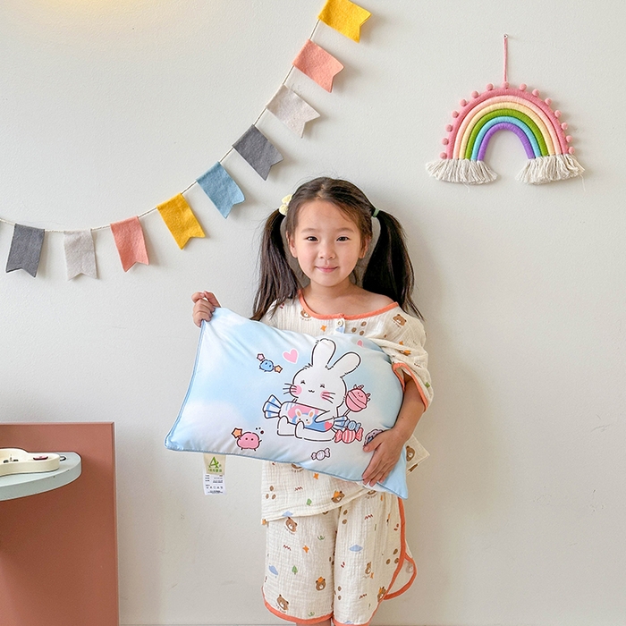 91家纺网 家纺一手货源 找家纺 2026新款卡通儿童枕头婴幼儿园可爱小枕头30*50cm 奶糖兔兔