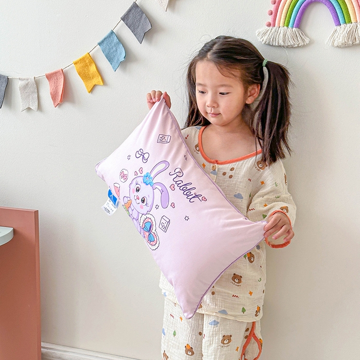 91家纺网 家纺一手货源 找家纺 2026新款卡通儿童枕头婴幼儿园可爱小枕头30*50cm 紫色兔兔