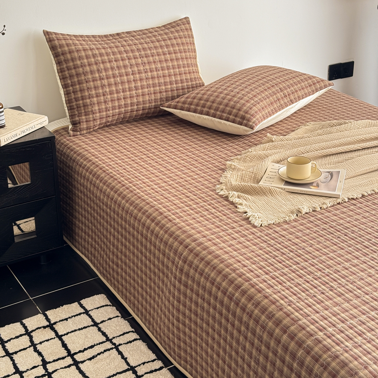 91家纺网 家纺一手货源 找家纺 妮可 2026新款全棉色织水洗棉床盖四件套-伦敦生活系列 伦敦生活-咖格