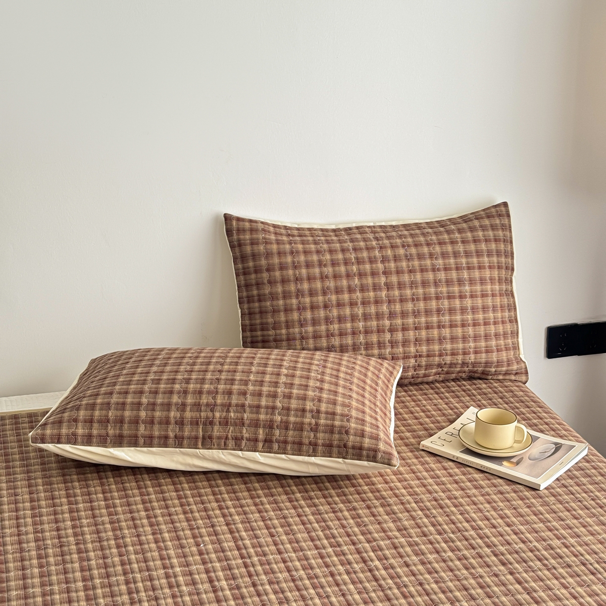 91家纺网 家纺一手货源 找家纺 妮可 2026新款全棉色织水洗棉床盖四件套-伦敦生活系列 伦敦生活-咖格