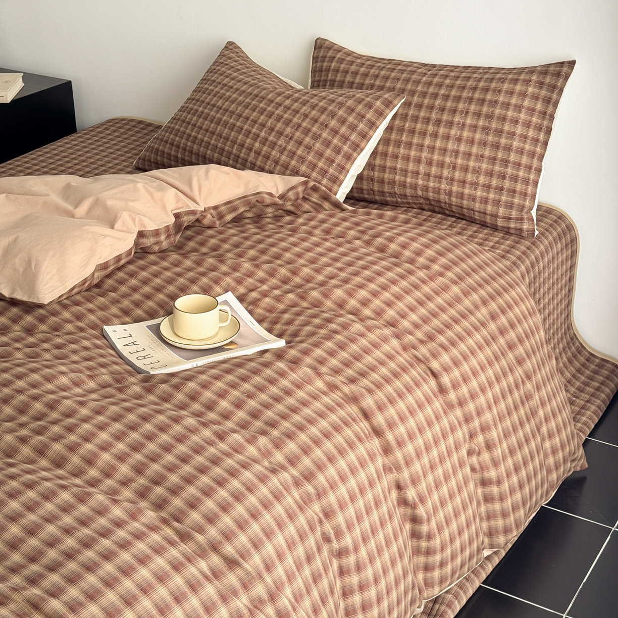 91家纺网 家纺一手货源 找家纺 妮可 2026新款全棉色织水洗棉床盖四件套-伦敦生活系列 伦敦生活-咖格