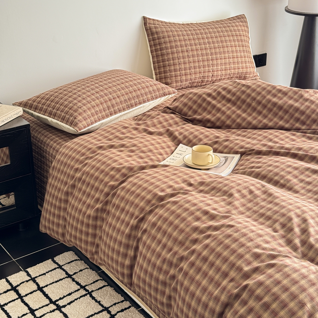 91家纺网 家纺一手货源 找家纺 妮可 2026新款全棉色织水洗棉床盖四件套-伦敦生活系列 伦敦生活-咖格