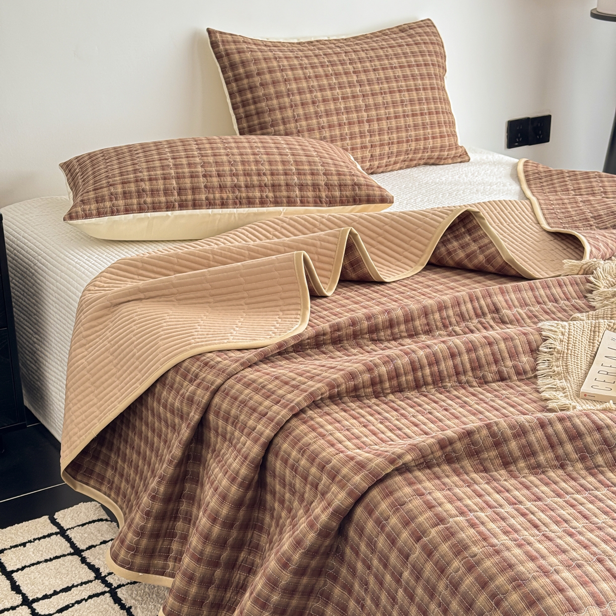 91家纺网 家纺一手货源 找家纺 妮可 2026新款全棉色织水洗棉床盖四件套-伦敦生活系列 伦敦生活-咖格