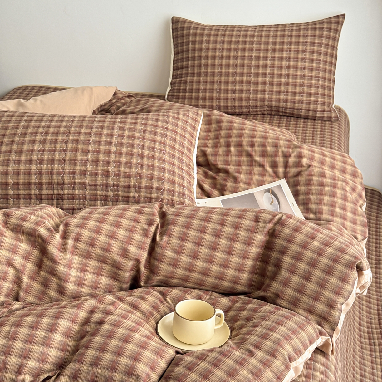 91家纺网 家纺一手货源 找家纺 妮可 2026新款全棉色织水洗棉床盖四件套-伦敦生活系列 伦敦生活-咖格