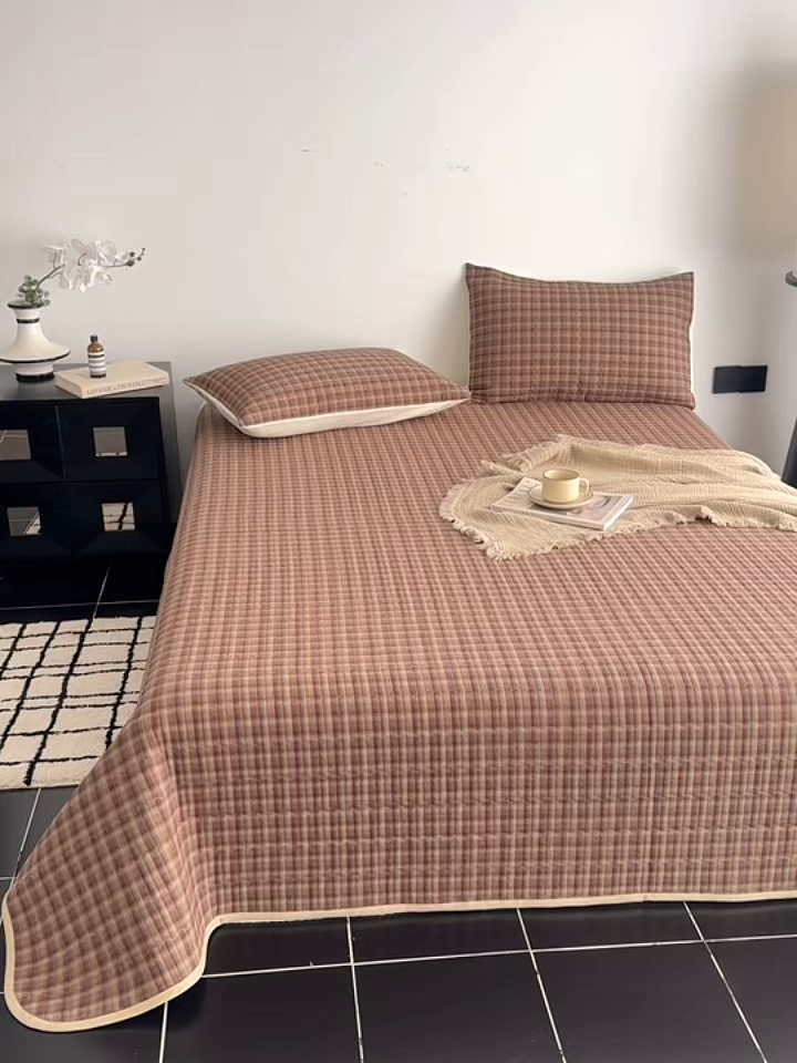 91家纺网 家纺一手货源 找家纺 妮可 2026新款全棉色织水洗棉床盖四件套-伦敦生活系列 伦敦生活-咖格