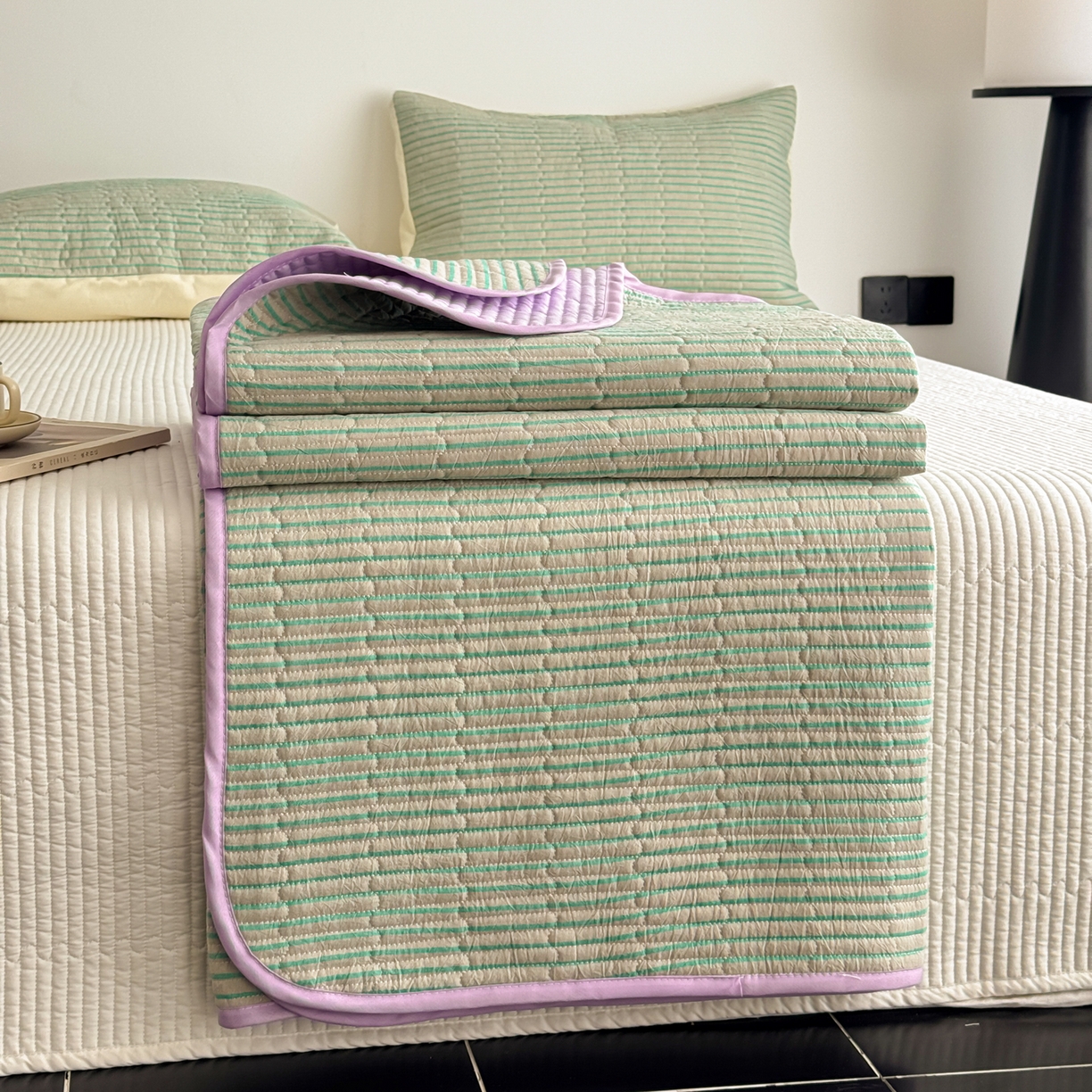 91家纺网 家纺一手货源 找家纺 妮可 2026新款全棉色织水洗棉床盖四件套-伦敦生活系列 伦敦生活-绿紫