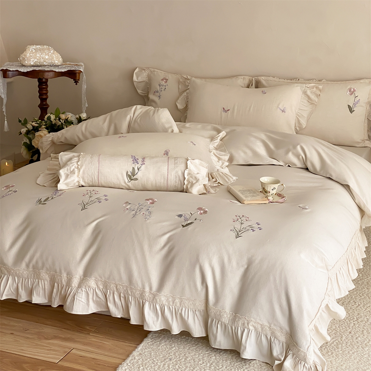 91家纺网 家纺一手货源 找家纺 （总）树下 2026新款高支高密缎纹棉麻四件套法式刺绣蕾丝花边高密度四件套-蝶野