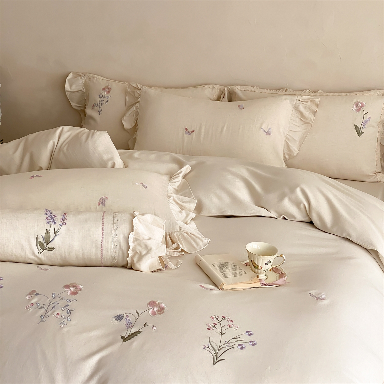 91家纺网 家纺一手货源 找家纺 （总）树下 2026新款高支高密缎纹棉麻四件套法式刺绣蕾丝花边高密度四件套-蝶野