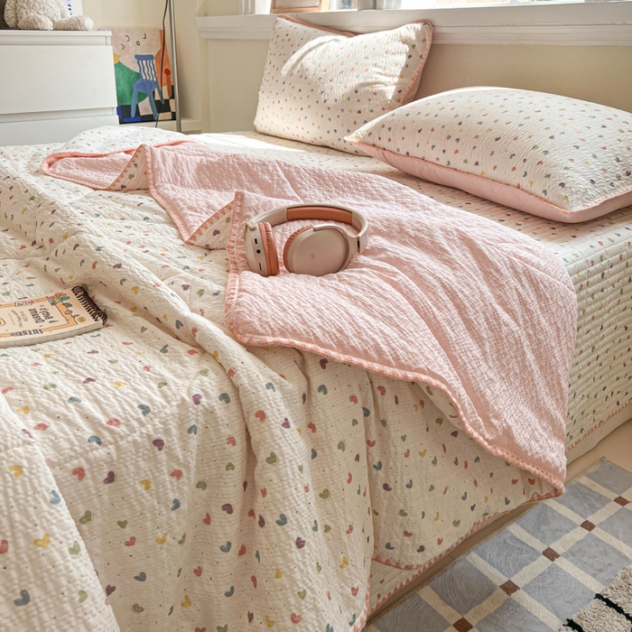 91家纺网 家纺一手货源 找家纺 欧尚 2026新款泡芙纱三角针床盖夏被四件套 粉色小心心