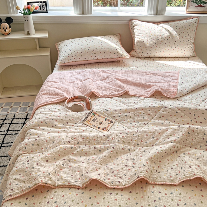 91家纺网 家纺一手货源 找家纺 欧尚 2026新款泡芙纱三角针床盖夏被四件套 粉色小心心