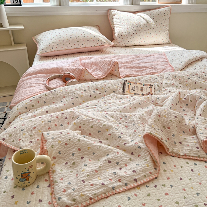 91家纺网 家纺一手货源 找家纺 欧尚 2026新款泡芙纱三角针床盖夏被四件套 粉色小心心