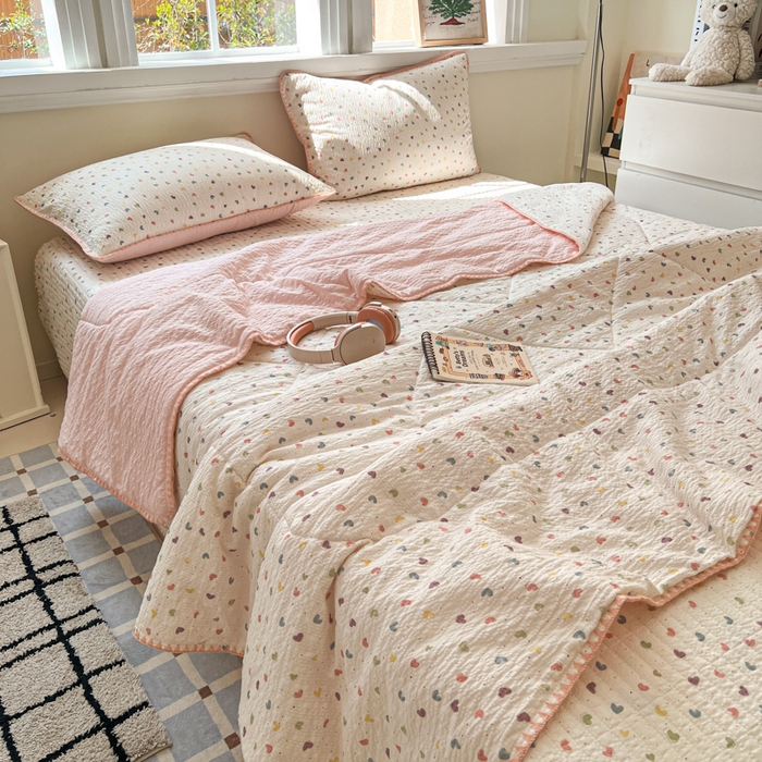 91家纺网 家纺一手货源 找家纺 欧尚 2026新款泡芙纱三角针床盖夏被四件套 粉色小心心