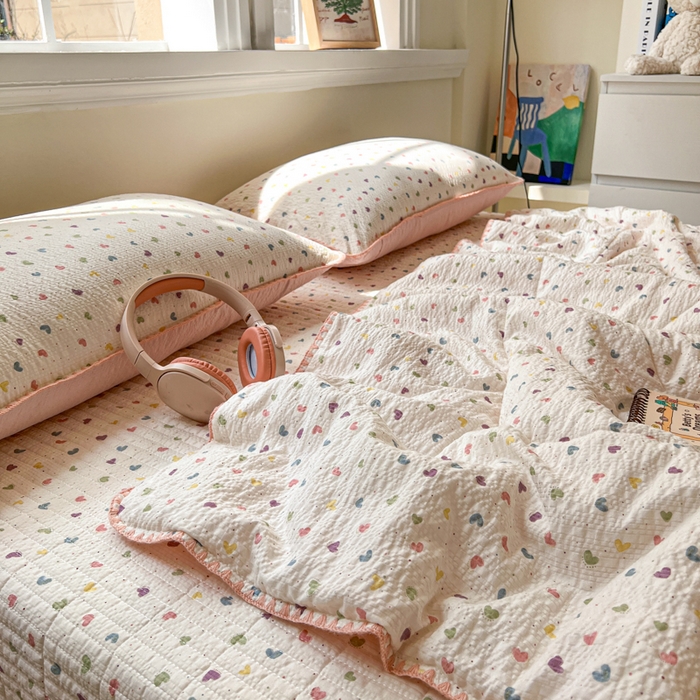 91家纺网 家纺一手货源 找家纺 欧尚 2026新款泡芙纱三角针床盖夏被四件套 粉色小心心