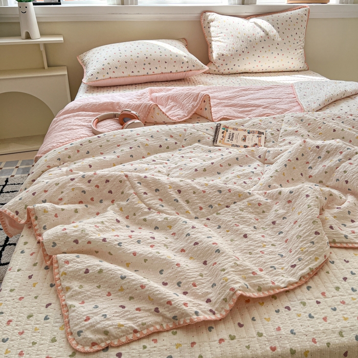 91家纺网 家纺一手货源 找家纺 欧尚 2026新款泡芙纱三角针床盖夏被四件套 粉色小心心