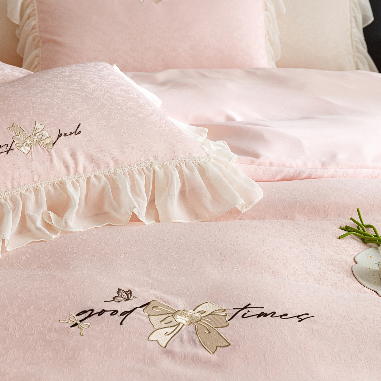 91家纺网 家纺一手货源 找家纺 优贝家纺 2026新款提花冰丝刺绣床盖四件套 蝴蝶结-粉玉