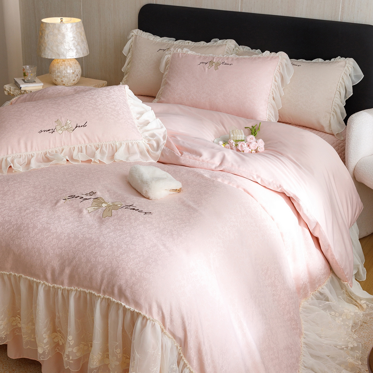 91家纺网 家纺一手货源 找家纺 优贝家纺 2026新款提花冰丝刺绣床盖四件套 蝴蝶结-粉玉