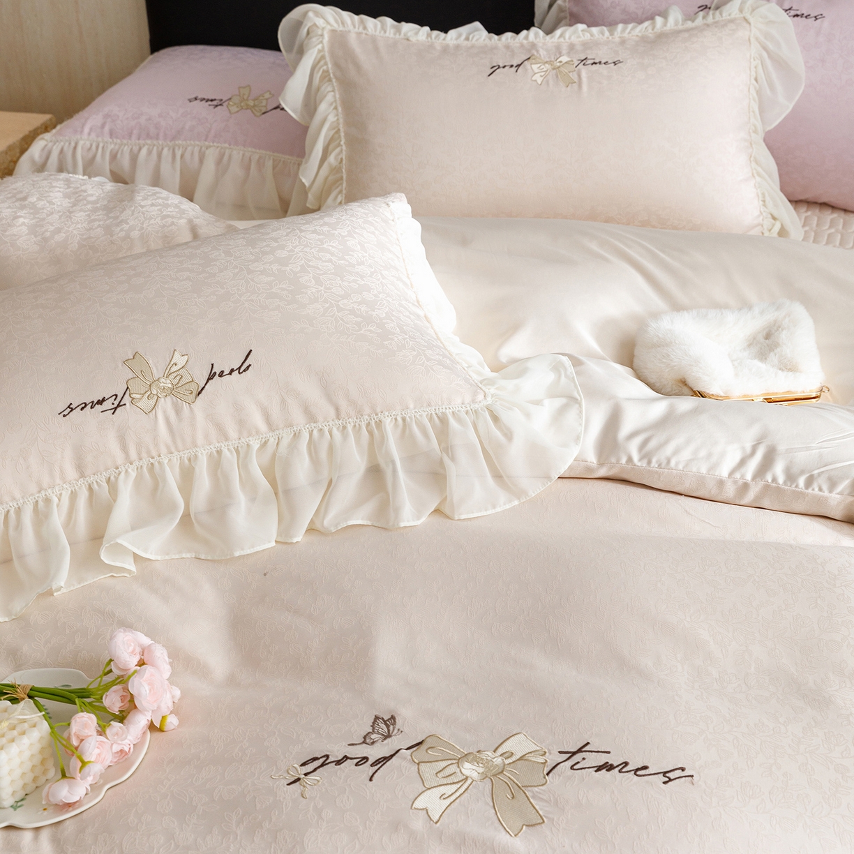 91家纺网 家纺一手货源 找家纺 优贝家纺 2026新款提花冰丝刺绣床盖四件套 蝴蝶结-奶白