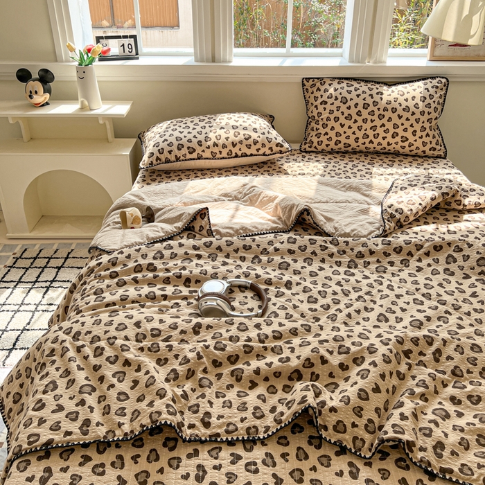 91家纺网 家纺一手货源 找家纺 欧尚 2026新款泡芙纱三角针床盖夏被四件套 咖豹纹