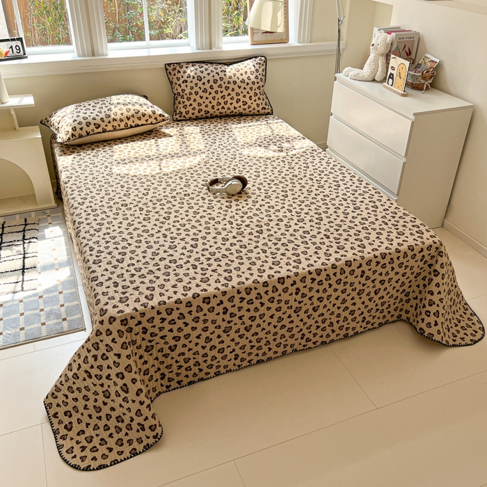 91家纺网 家纺一手货源 找家纺 欧尚 2026新款泡芙纱三角针床盖夏被四件套 咖豹纹