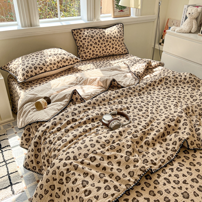 91家纺网 家纺一手货源 找家纺 欧尚 2026新款泡芙纱三角针床盖夏被四件套 咖豹纹