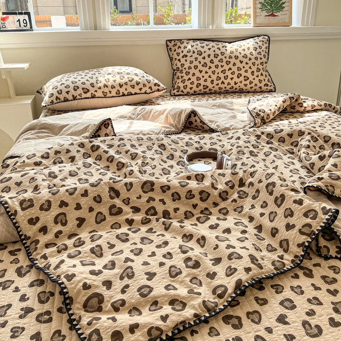 91家纺网 家纺一手货源 找家纺 欧尚 2026新款泡芙纱三角针床盖夏被四件套 咖豹纹