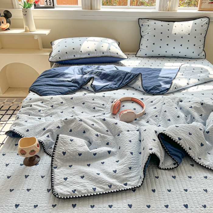 91家纺网 家纺一手货源 找家纺 欧尚 2026新款泡芙纱三角针床盖夏被四件套 兰爱心