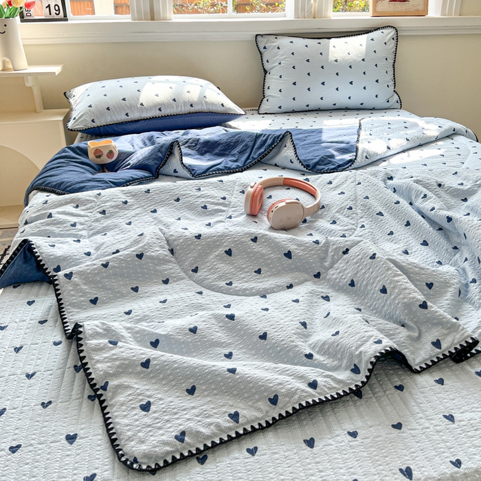 91家纺网 家纺一手货源 找家纺 欧尚 2026新款泡芙纱三角针床盖夏被四件套 兰爱心