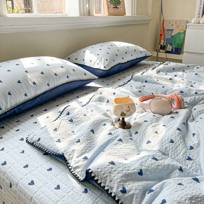 91家纺网 家纺一手货源 找家纺 欧尚 2026新款泡芙纱三角针床盖夏被四件套 兰爱心