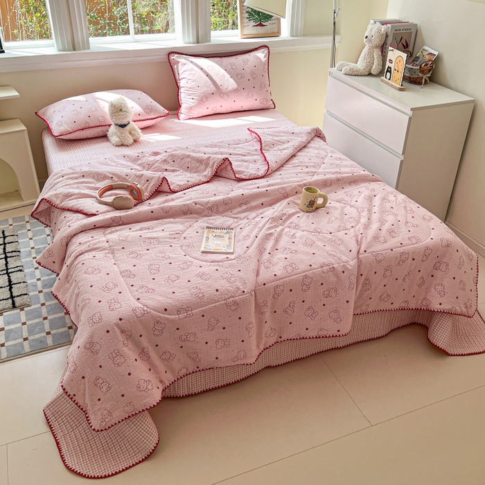 91家纺网 家纺一手货源 找家纺 欧尚 2026新款泡芙纱三角针床盖夏被四件套 描线小猫粉