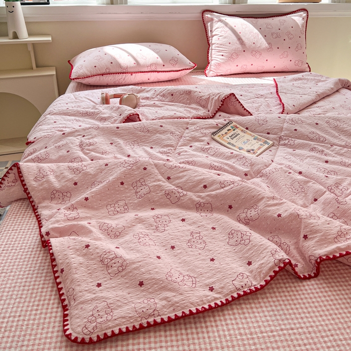 91家纺网 家纺一手货源 找家纺 欧尚 2026新款泡芙纱三角针床盖夏被四件套 描线小猫粉