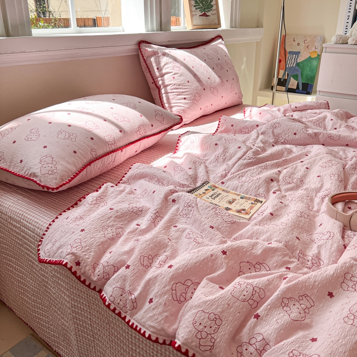 91家纺网 家纺一手货源 找家纺 欧尚 2026新款泡芙纱三角针床盖夏被四件套 描线小猫粉