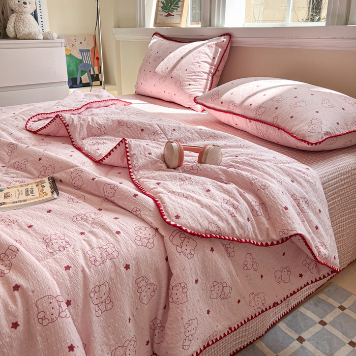 91家纺网 家纺一手货源 找家纺 欧尚 2026新款泡芙纱三角针床盖夏被四件套 描线小猫粉