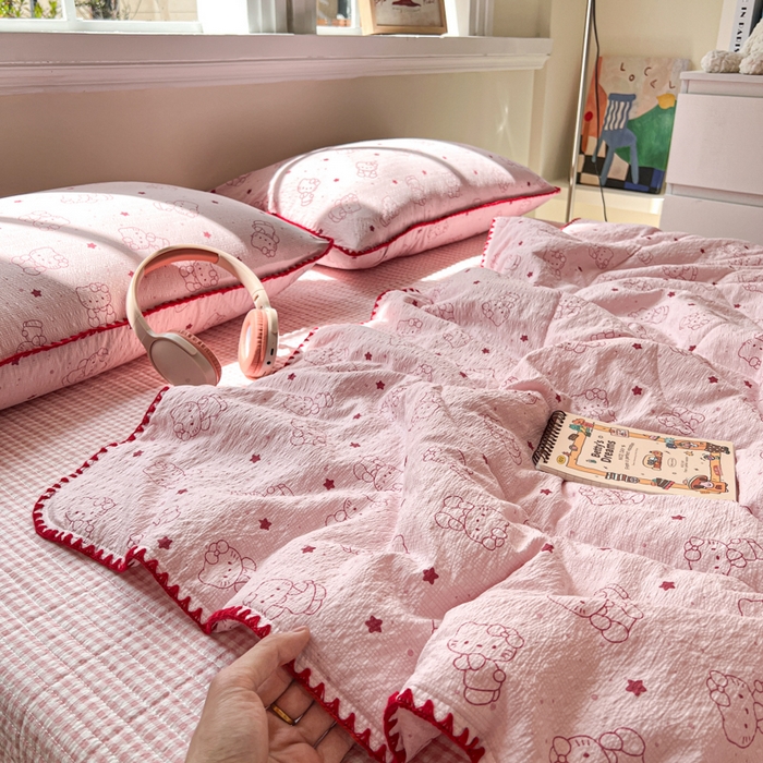 91家纺网 家纺一手货源 找家纺 欧尚 2026新款泡芙纱三角针床盖夏被四件套 描线小猫粉
